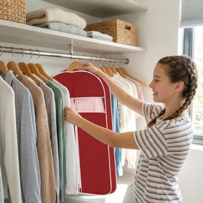 adolescente range housse vetement penderie dans dressing