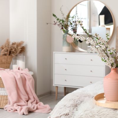 chambre coiffeuse miroir bougie panier osier rond plaid dessus couvre lit fourrure dessus lit plateau vase fleur