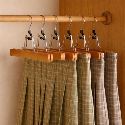 cintre Ă pantalonââ avec une seule grande pince en bois