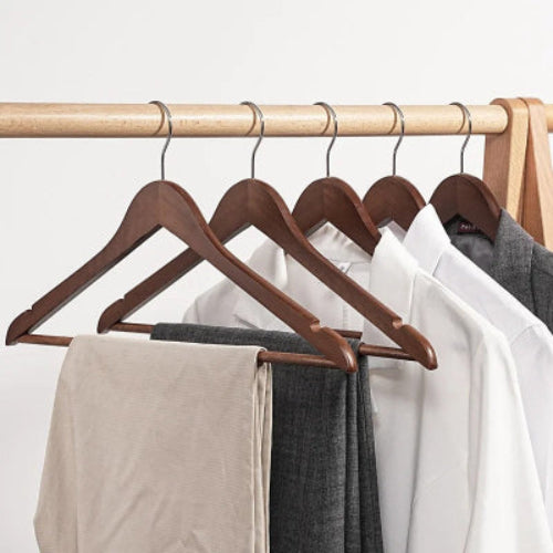 cintre bois universel qui s'adapte à votre garde robe facilement