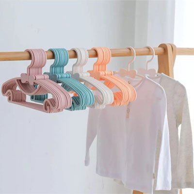 cintre enfant aligné penderie t-shirt à manche longue suspendu
