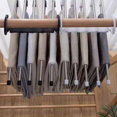cintre pour pantalon avec 10 pantalons rangés et alignés côte à côte avec seulement 2 cintres rangement professionnel