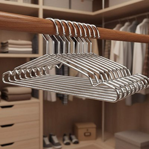 cintreâs chromĂ© alignĂ© sur penderie bois dans dressing