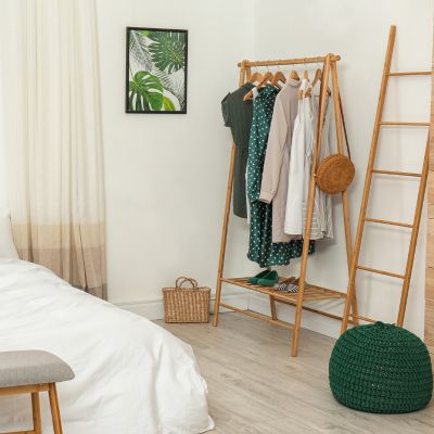 coin chambre portant vêtement cintre bois range harmonieux chaussures étagères échelle bambou pose habit pouf