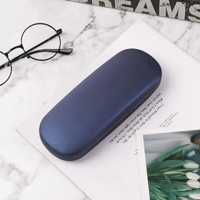 étui à lunette bleu nacre sur table