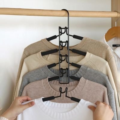 femme accroche pull cintre rangement préserve forme vêtement