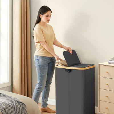 femme chambre déposé linge sale panier à linge