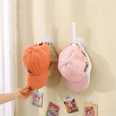 femme glisse casquette sur porte casquette suspendu chambre