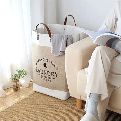 femme lit fauteuil panier a linge a cote élégant objet déco