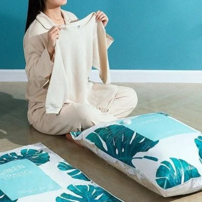 femme plie pull sac sous vide vetement