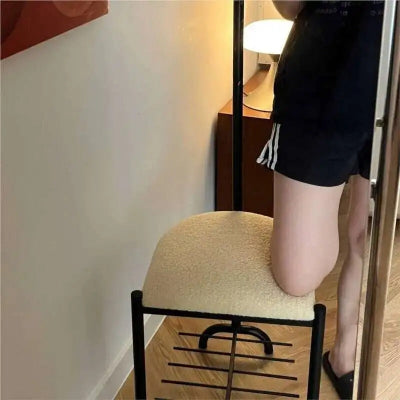 femme pose genoux assise molletonne valet de chambre