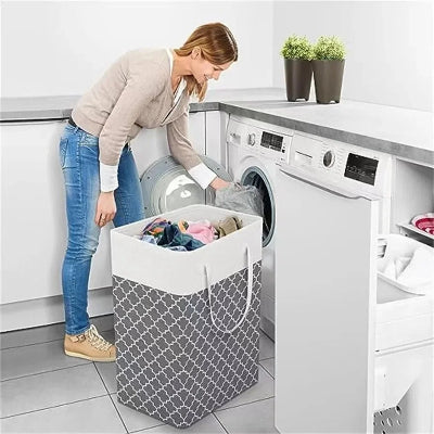 femme prend linge panier a linge machine à laver
