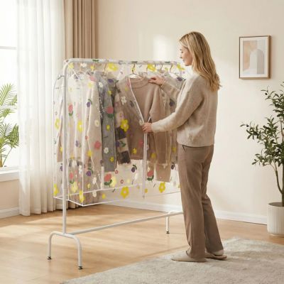 femme range pull écarte housse pour penderie chambre