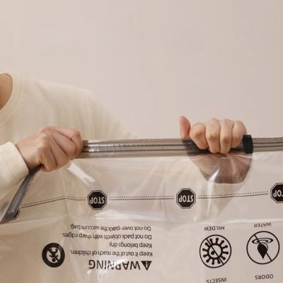 femme test solidite sac pour vetement sous vide