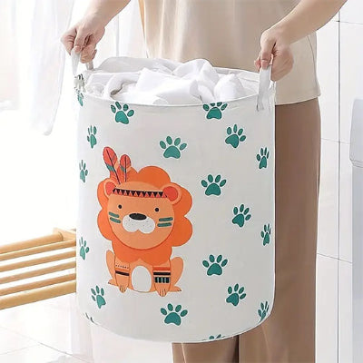 femme tient poignée panier à linge enfant motif lion