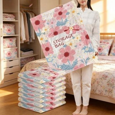 femme tient sacs pour vêtements sous vide chambre