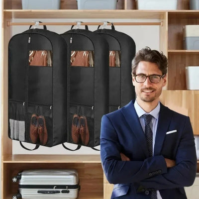 homme souriant dressing bien range avec housse de voyage pour vetements