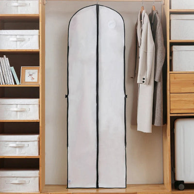 housse de vêtement blanc déplie dressing chambre vêtement précieux