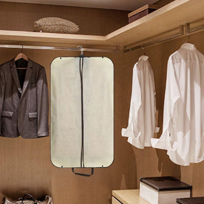 housse vêtement beige suspendu dans dressing gain place