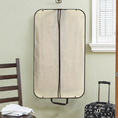 housse vêtement beige suspendu porte manteau chambre