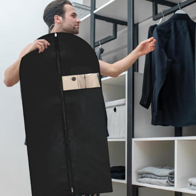 housse vĂȘtement homme souriant range vĂȘtement sous housse dressing blanc