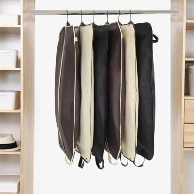 housse vêtement marron beige noir tringle dressing rendu ranger propre