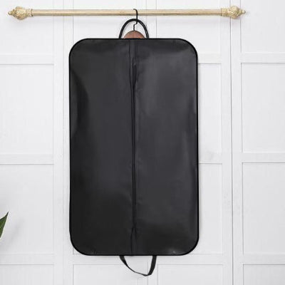housse vetement noir pendu tringle vetment cintre