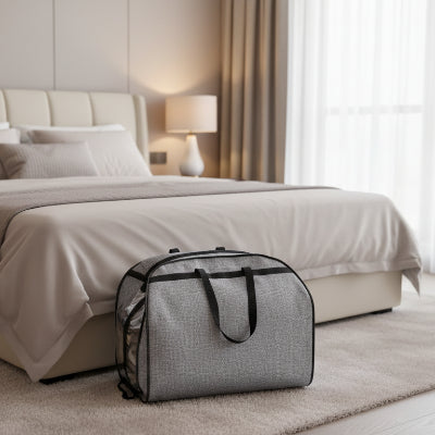 housse vetement voyage gris clair dans un décor chambre