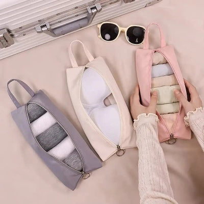 organisateur valise ouvert rose culotte beige soutiens gorge gris chaussettes