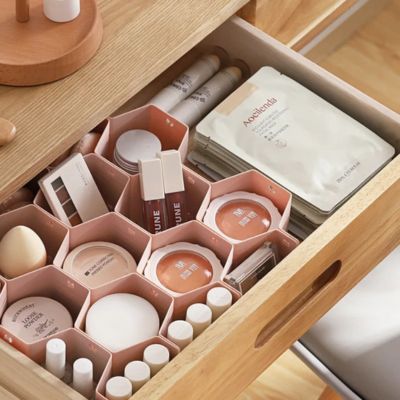 organisation de tiroir rose coiffeuse salle de bain maquillage produit beauté masques
