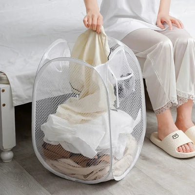 panier à linge femme rempli habit assise lit chambre