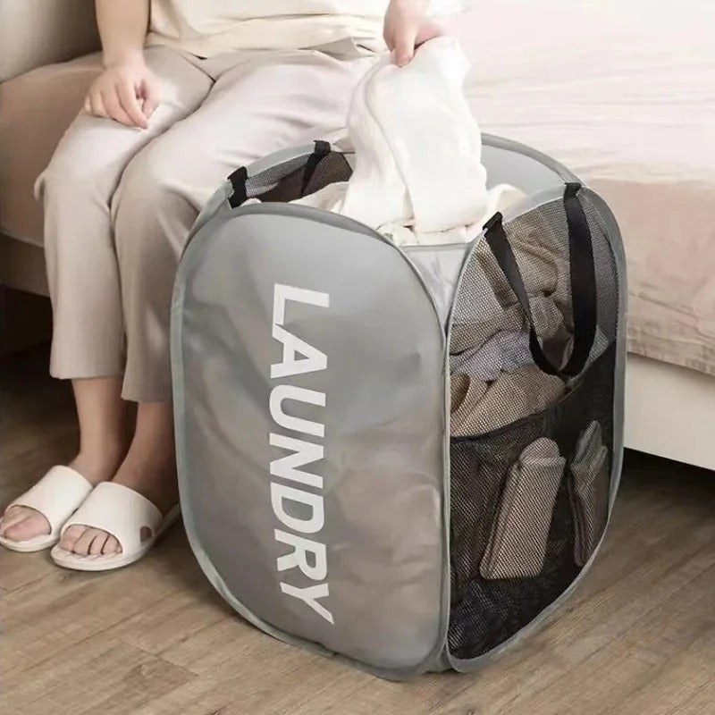 panier a linge rempli habit femme assise lit chambre