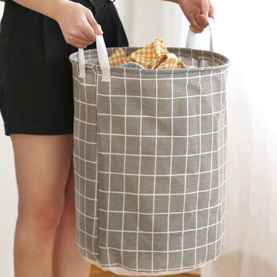panier à linge suspendu 2 poignées femme remplit vêtements