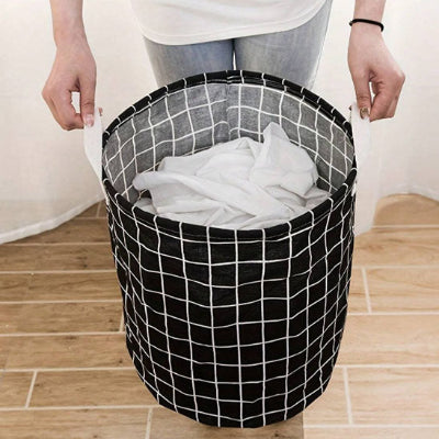 panier à linge tenu poignees femme rempli vetements