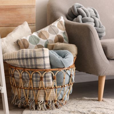 panier rangement dedans coussin plaid coussin miroir fauteuil chambre