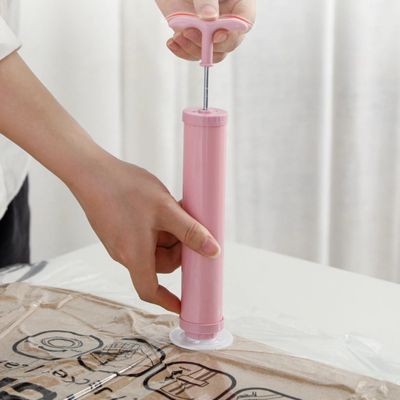 pompe à air femme enlève air sac sous vide dressing