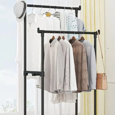 portant vêtement solide avec crochets et barre de renfort latéraux