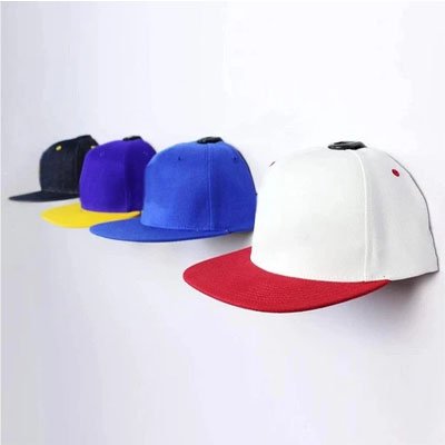 porte casquette aligne sur 1 rangee avec casquettes suspendues