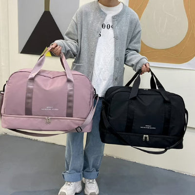 sac voyage femme tient main sac noir sac rose