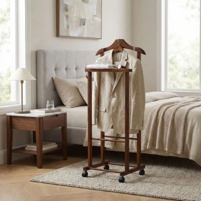 valet de chambre pres chevet lit fenetre suspendu costume