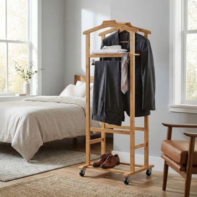 valet de chambre suspendu costume chaussure fauteuil lit