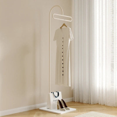 valet de nuit minimalite creme suspendu robe chaussure sac