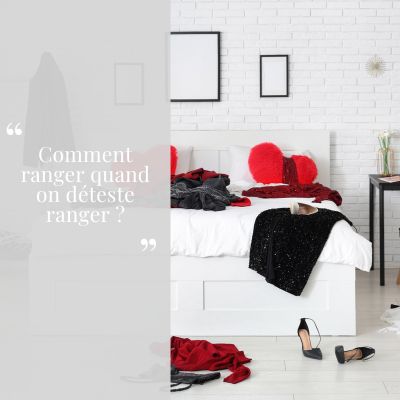 chambre en désordre vetement sur lit et par terre