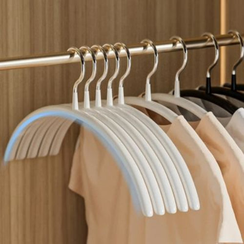 Cintre essentiel ligne ergonomique et épuré pour un dressing optimisé dans une penderie