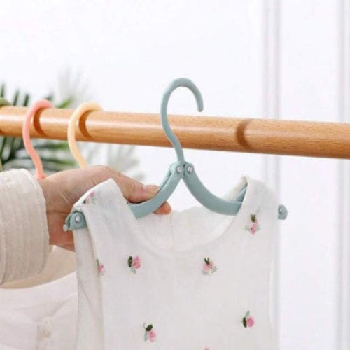 Cintre pliable adaptable au vêtement de petite taille comme bébé ou enfant en bas âge