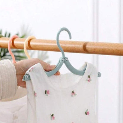 Cintre pliable adaptable au vêtement de petite taille comme bébé ou enfant en bas âge