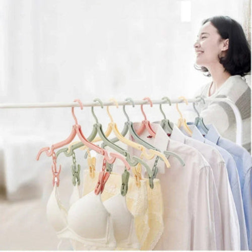Cintre pliable femme heureuse car elle a rangé tout son linge facilement sur son lieu de voyage