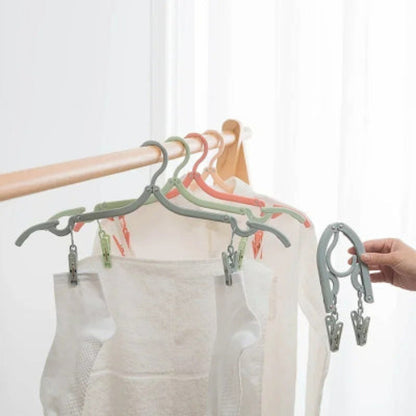 Cintre pliable pour emporter partout sa garde robe du plus petit accessoire au plus grand manteau