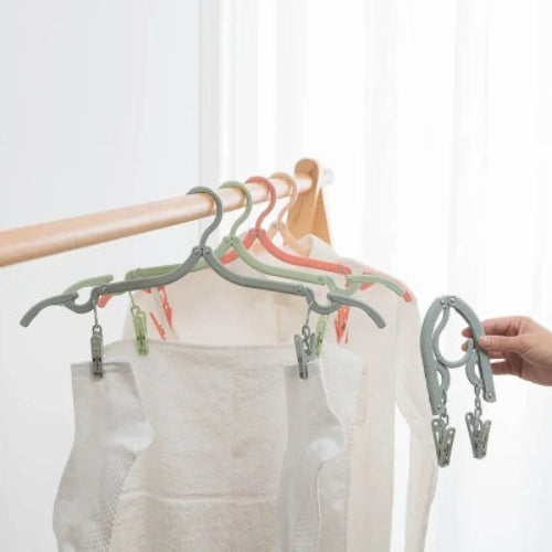 Cintre pliable pour emporter partout sa garde robe du plus petit accessoire au plus grand manteau