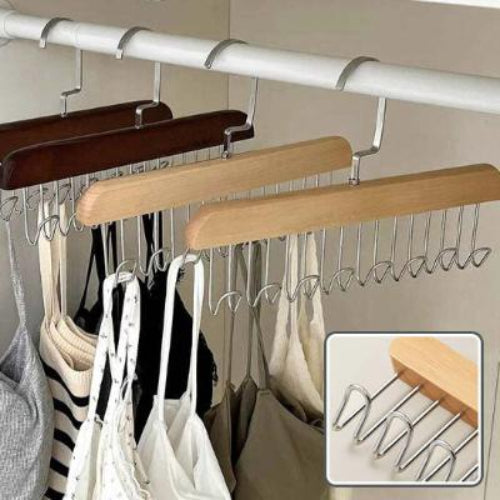 Cintre soutien gorge accroches dessus des tops a fine bretelle blanc vert kaki gris noir et blanc dans une penderie